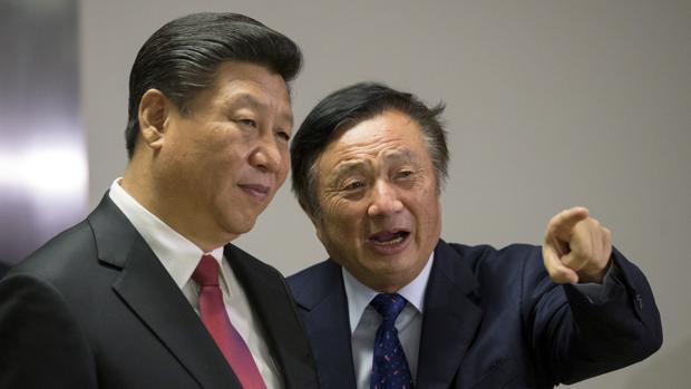 Imagen de archivo del presidente de China, Xi Jinping (izquierda), junto a Ren Zhengfei, fundador de Huawei