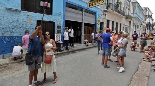 Turistas se toman fotos en la entrada del restaurante «La Bodeguita del Medio» en La Habana Vieja