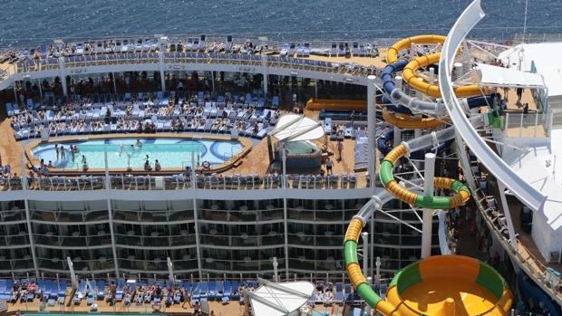 La zona de piscinas y el enorme tobogán del Harmony of the seas