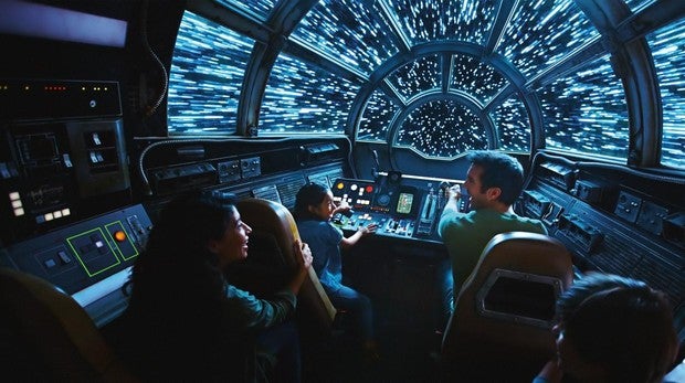 Imagen cedida de una recreación artística de personas a bordo del Millennium Falcon en el nuevo parque temático de Disney «Galaxy's Edge»