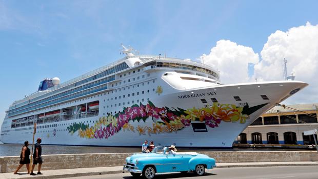 Un automóvil clásico pasa este martes frente a la terminal de cruceros de La Habana (Cuba).